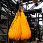 Bolsa de agua para prueba de carga en operación de izaje sobre plataforma estructural.